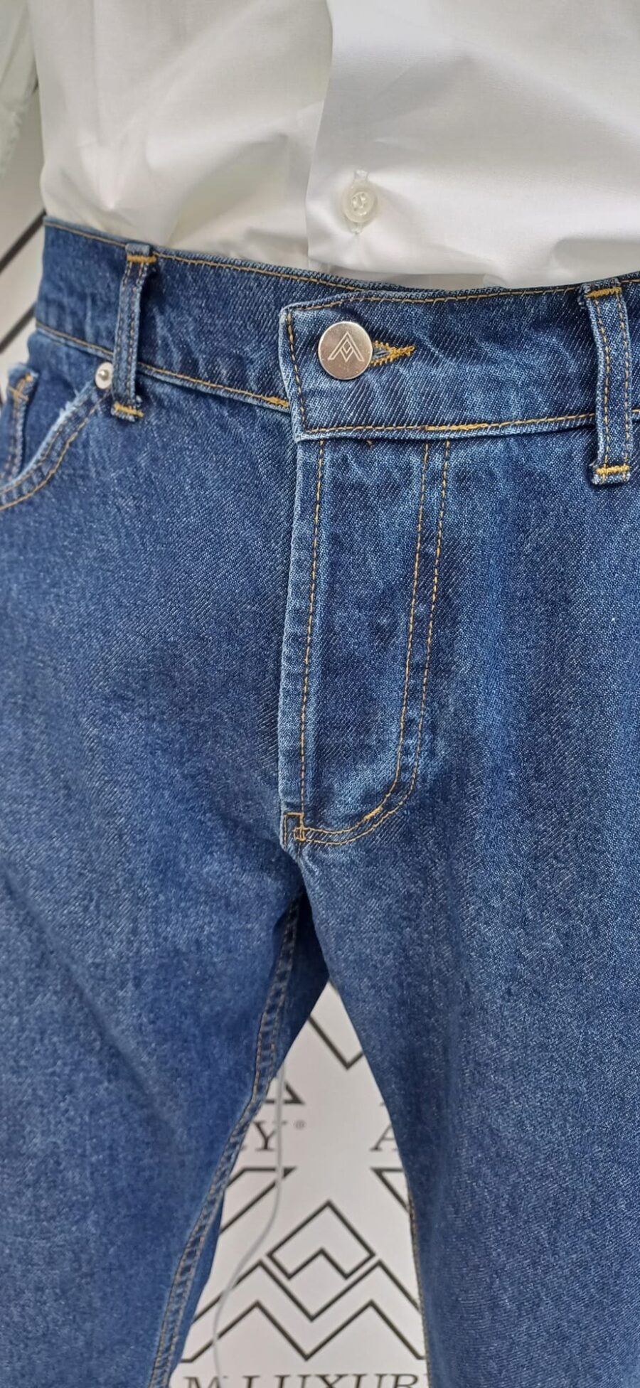 Jeans carattrizzato da un taglio slim e il lavaggio scuro, conferisce un look pulito e raffinato. le tasche posteriori e laterali completano il design funzionale e pratico. - immagine 5