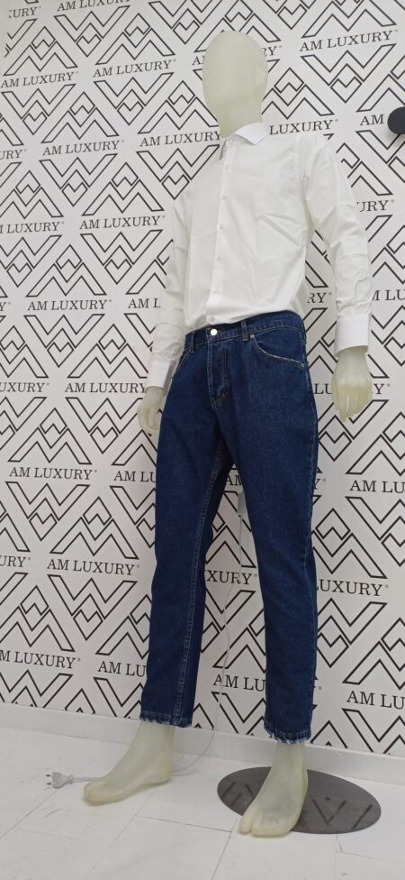 Jeans carattrizzato da un taglio slim e il lavaggio scuro, conferisce un look pulito e raffinato. le tasche posteriori e laterali completano il design funzionale e pratico.