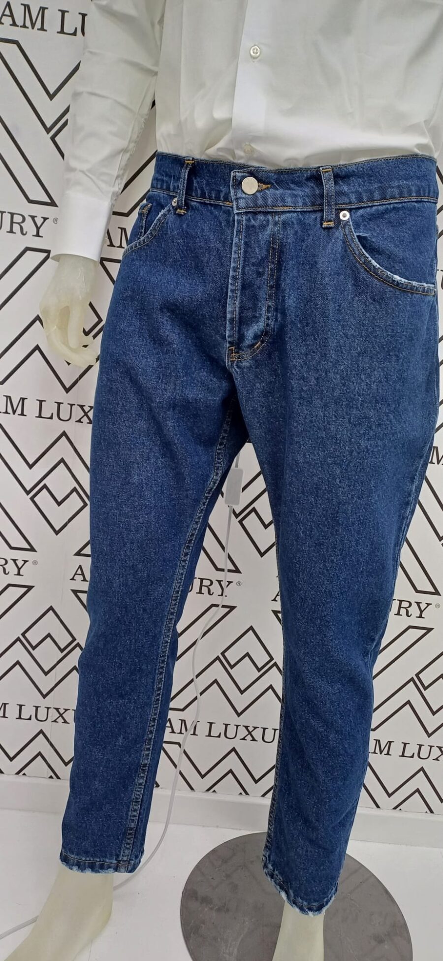 Jeans carattrizzato da un taglio slim e il lavaggio scuro, conferisce un look pulito e raffinato. le tasche posteriori e laterali completano il design funzionale e pratico. - immagine 6