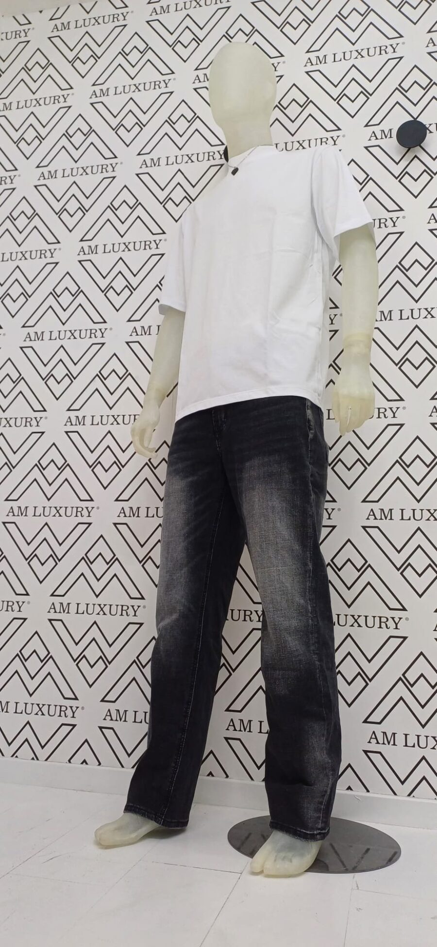 Jeans lavaggio scuro, offre una vestibilità comoda e moderna, perfetto per un look pratico. - immagine 3