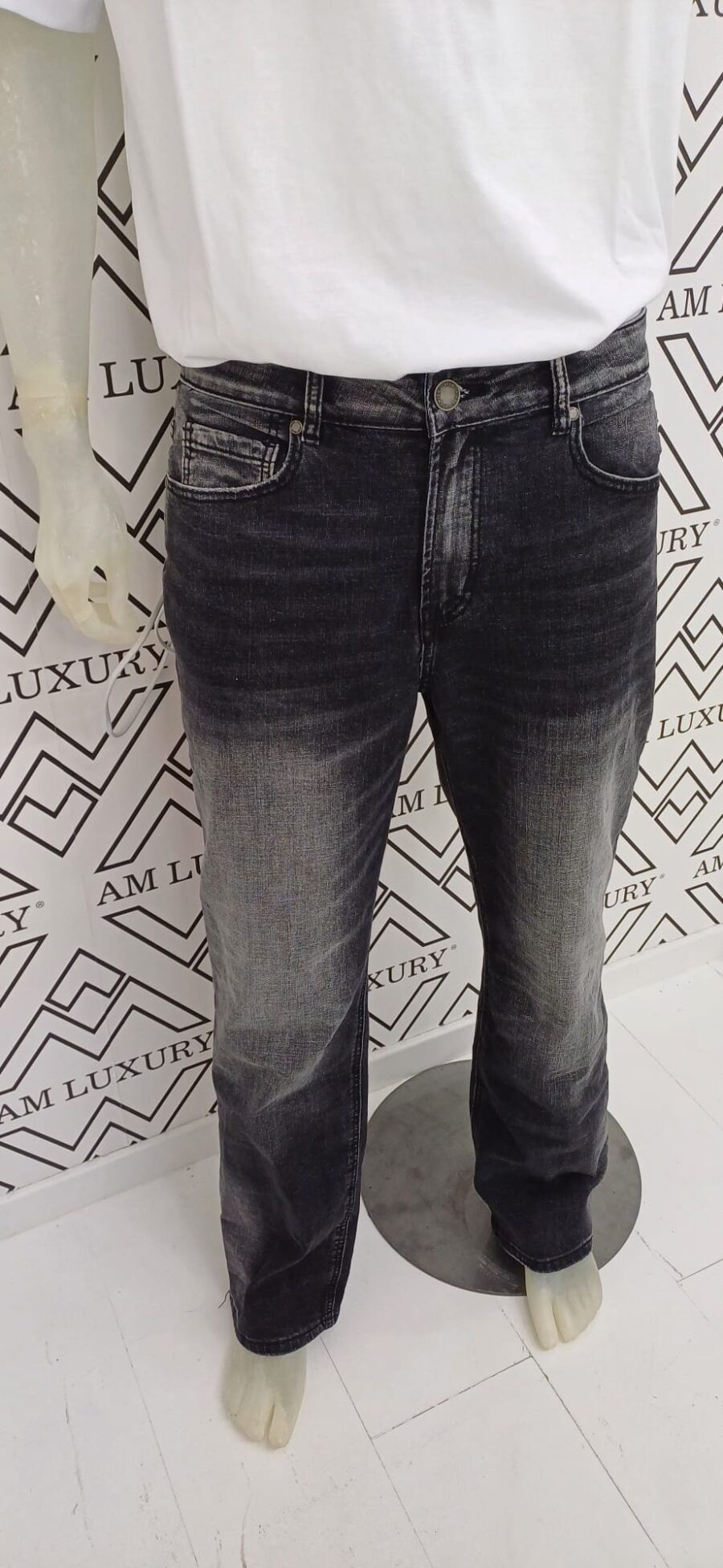 Jeans lavaggio scuro, offre una vestibilità comoda e moderna, perfetto per un look pratico. - immagine 4