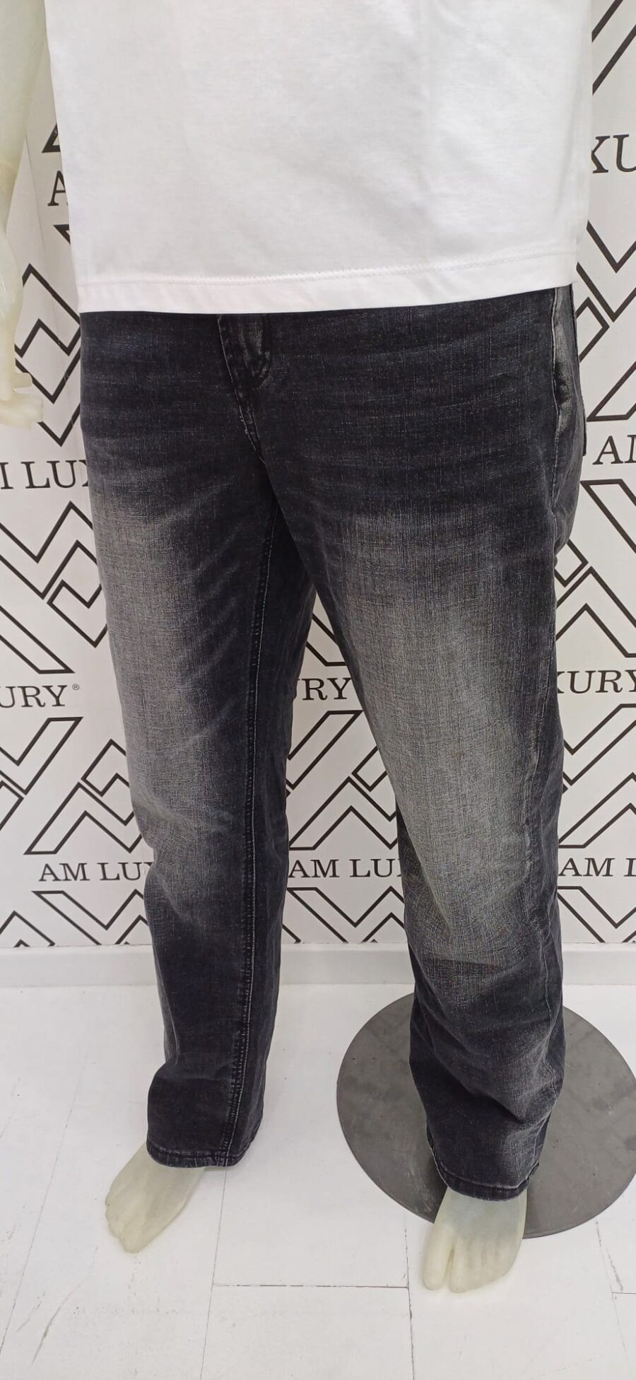 Jeans lavaggio scuro, offre una vestibilità comoda e moderna, perfetto per un look pratico. - immagine 5