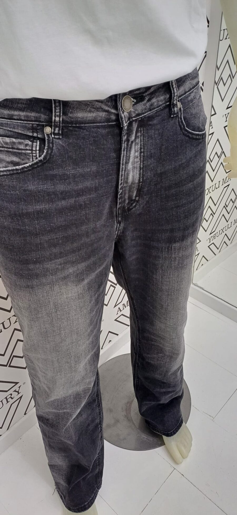 Jeans lavaggio scuro, offre una vestibilità comoda e moderna, perfetto per un look pratico. - immagine 6