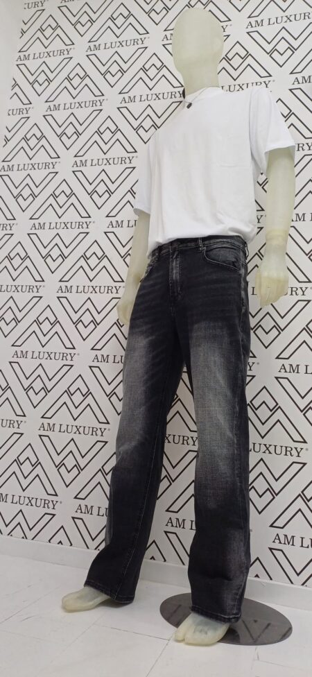 Jeans lavaggio scuro, offre una vestibilità comoda e moderna, perfetto per un look pratico.