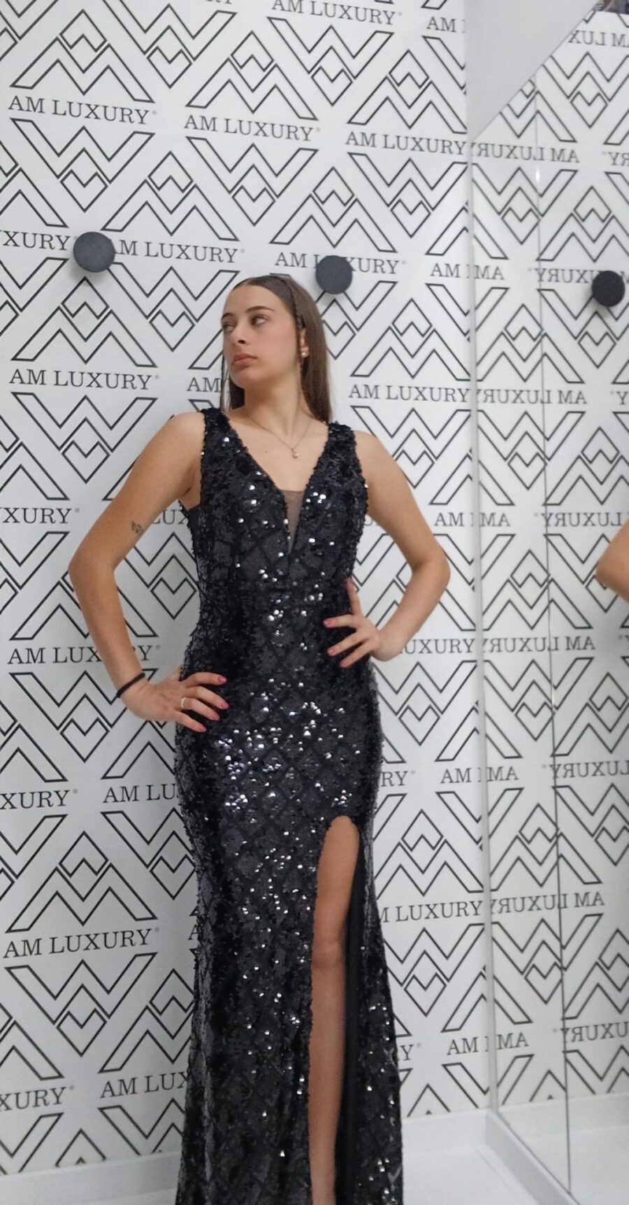 Abito realizzato con aggiunta di paillettes, creando un effetto mozzafiato. il design audace, con uno spacco strategico aggiunge un tocco di raffinatezza, rendendolo una scelta ideale. - immagine 3