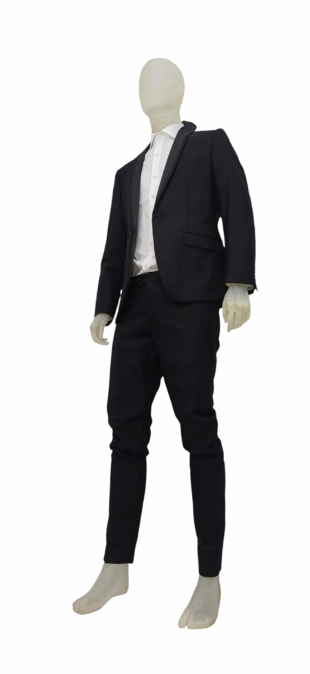 Abito caratterizzato da un dettaglio sartoriale. il nero lo rende facilmente abbinabile, mentre il design esalta la figura maschile con un tocco di distinzione.