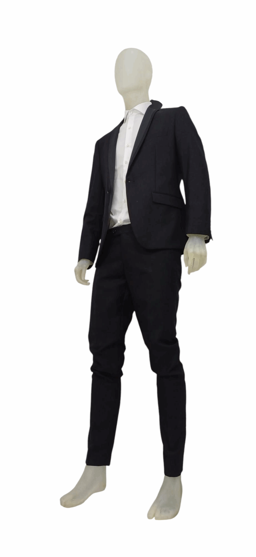 Abito caratterizzato da un dettaglio sartoriale. il nero lo rende facilmente abbinabile, mentre il design esalta la figura maschile con un tocco di distinzione.