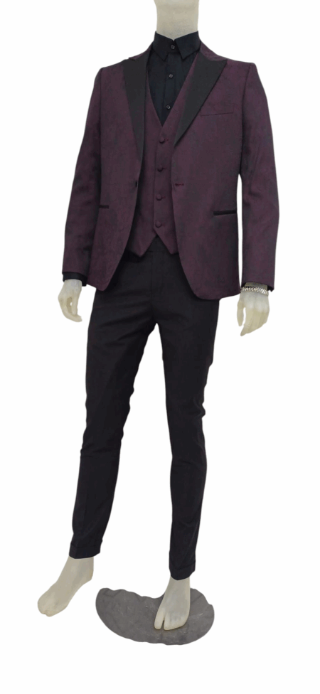 Vestito con giacca damascata, dona profondità e lusso al capo, mentre la tonalità bordeaux aggiunge eleganza senza tempo, mentre il pantalone si presenta semplice a gamba dritta.