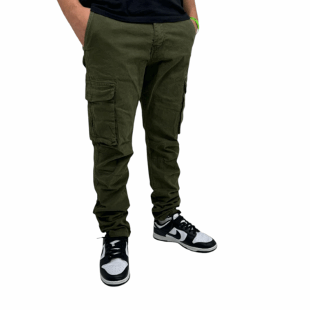 Jeans a tinta unica verde con tasche laterali che aggiungono un tocco di praticità.