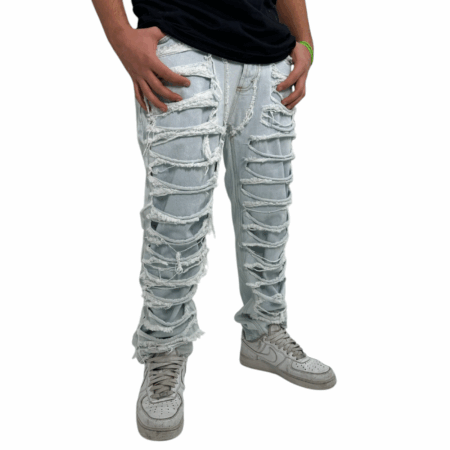 Jeans arricchito da dettagli finti che lo rendono moderno e di tendenza.