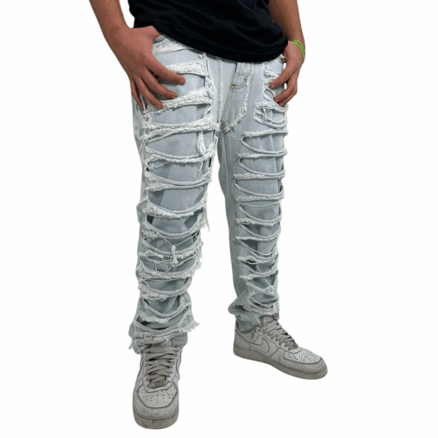 Jeans arricchito da dettagli finti che lo rendono moderno e di tendenza.