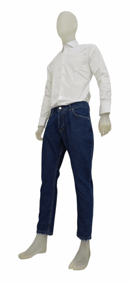 Jeans carattrizzato da un taglio slim e il lavaggio scuro, conferisce un look pulito e raffinato. le tasche posteriori e laterali completano il design funzionale e pratico.