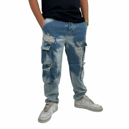 Jeans cargo dotato di tasche laterali per una maggiore praticià, mentre i dettagli strappati donano un tocco di stile grunge.