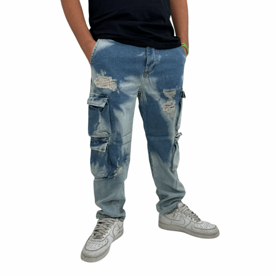 Jeans cargo dotato di tasche laterali per una maggiore praticià, mentre i dettagli strappati donano un tocco di stile grunge.