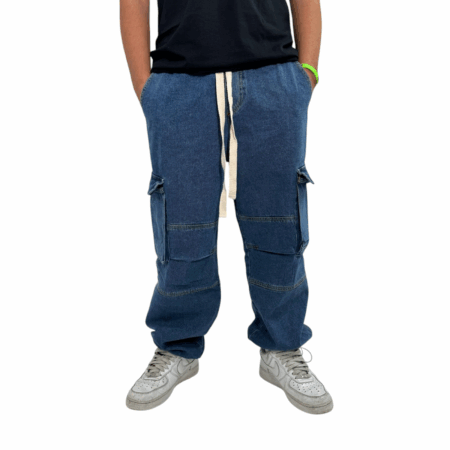 Jeans cargo jogger è presentato con pratiche tasche laterali, offrendo una vestibilità comoda.