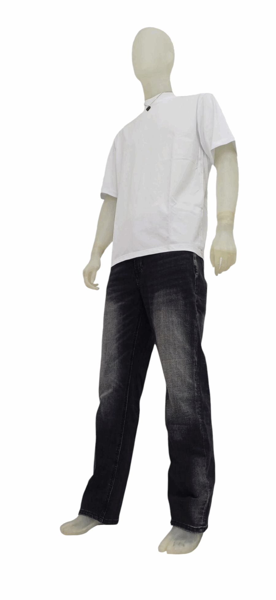 Jeans lavaggio scuro, offre una vestibilità comoda e moderna, perfetto per un look pratico.
