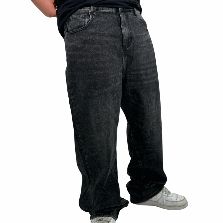 Jeans palazzo uomo offrono una vestibilità rilassata e una linea moderna.