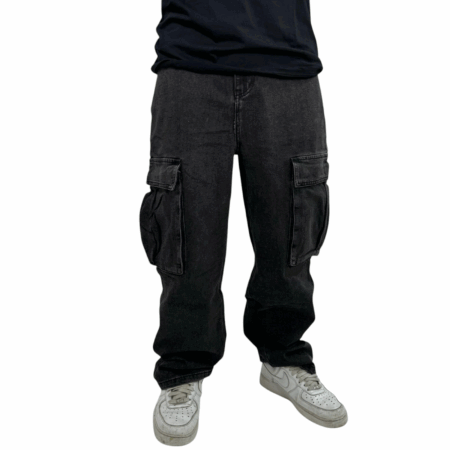 Jeans cargo nero a tinta unica , dotato di tasche laterali per una maggiore praticità.