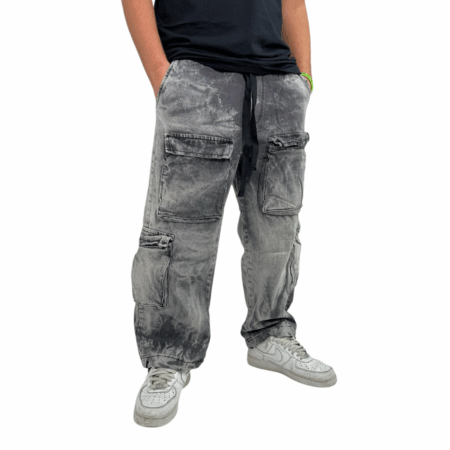 Pantalone cargo uomo è un capo versatile, pensato per chi cerca praticità e comfort in ogni occasione. le tasche laterali ti offrono un ampio spazio per gli oggetti essenziali.