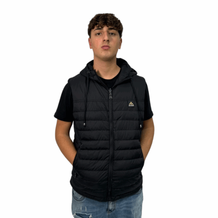 Piumino smanicato double face nero, realizzato con materiali di alta qualità, l'imbottitura calda e la costruzione leggera permettono di affrontare le temperature fresche in modo confortevole.