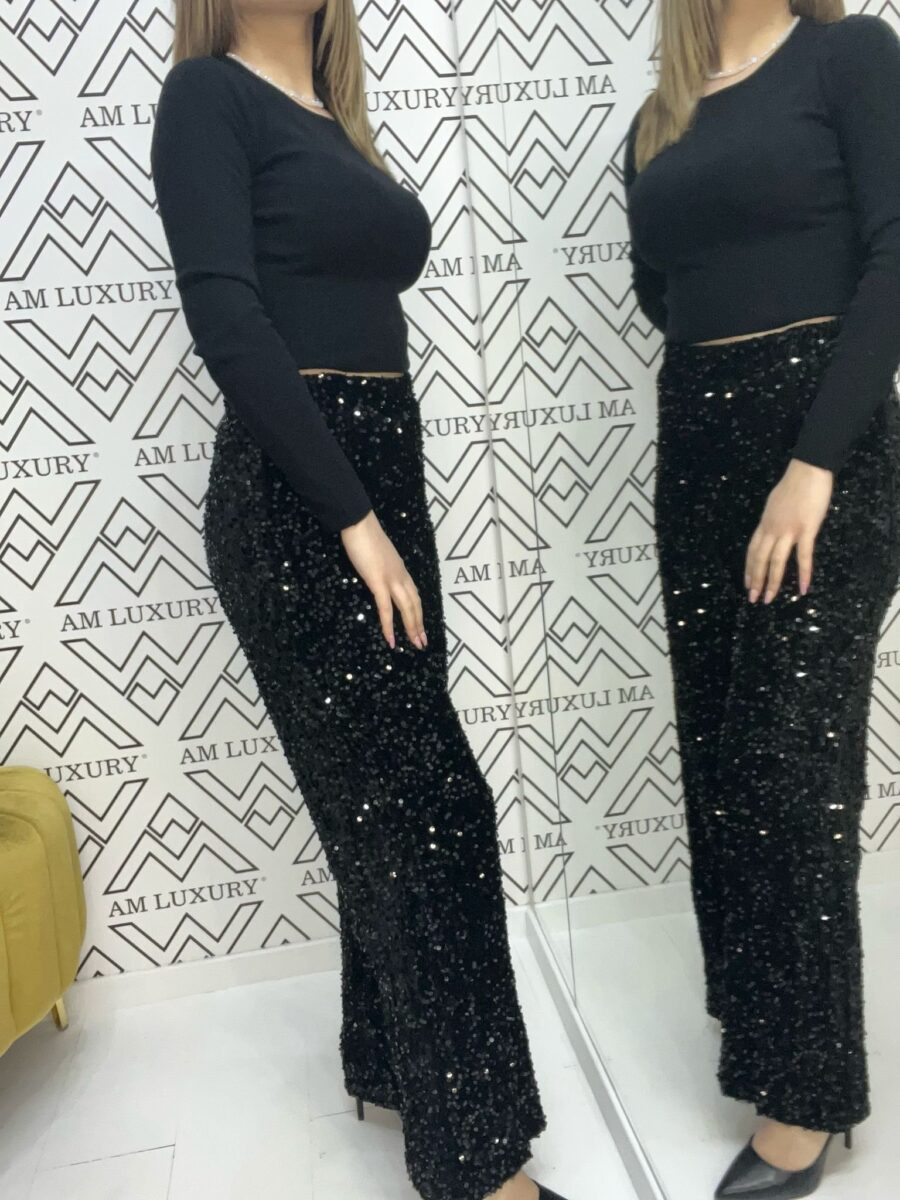Pantalone ricoperto da paillettes, che garantiscono lucentezza e resistenza, mantenendo un comfort ottimale. - immagine 2