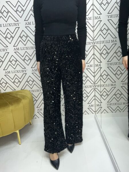 Pantalone ricoperto da paillettes, che garantiscono lucentezza e resistenza, mantenendo un comfort ottimale.