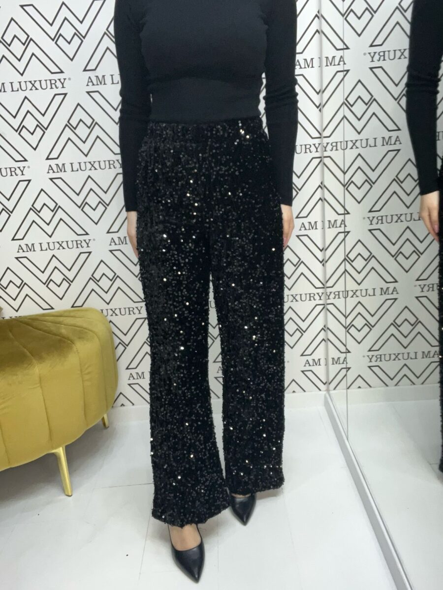 Pantalone ricoperto da paillettes, che garantiscono lucentezza e resistenza, mantenendo un comfort ottimale.