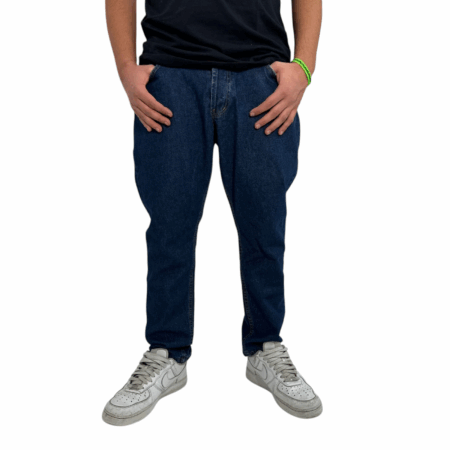 Jeans uomo semplice, si adatta a tutti gli stili, offre una vestibilità che garantisce comfort e stile.