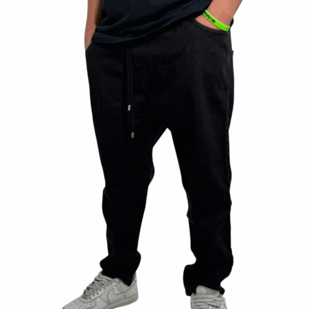 Pantalone jogger con taglio largo e laccio regolabile in vita, adatto a diverse occasioni, senza rinunciare al comfort.