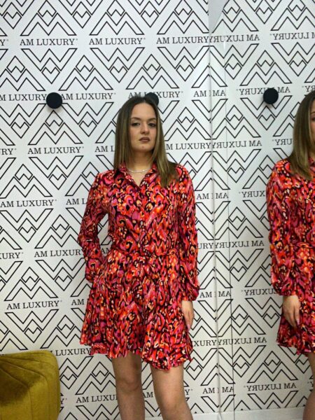 Vestito in poliestere dalle fantasie in fucsia. il design moderno e dinamico, abbinato alla leggerezza del tessuto offre una vestibilità confortevole e un look fresco e raffinato.