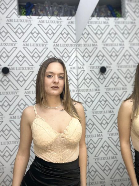 Body realizzato con un delicato pizzo che  avvolge la figura con una vestibilità morbida e confortevole, mentre il design trasparente dona un effetto sofisticato e seducente.