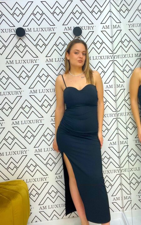Vestito lungo a bratelle con il dettaglio dello spacco laterale, dona un tocco di audacia, perfetto per un outfit che unisce femminilità e stile.