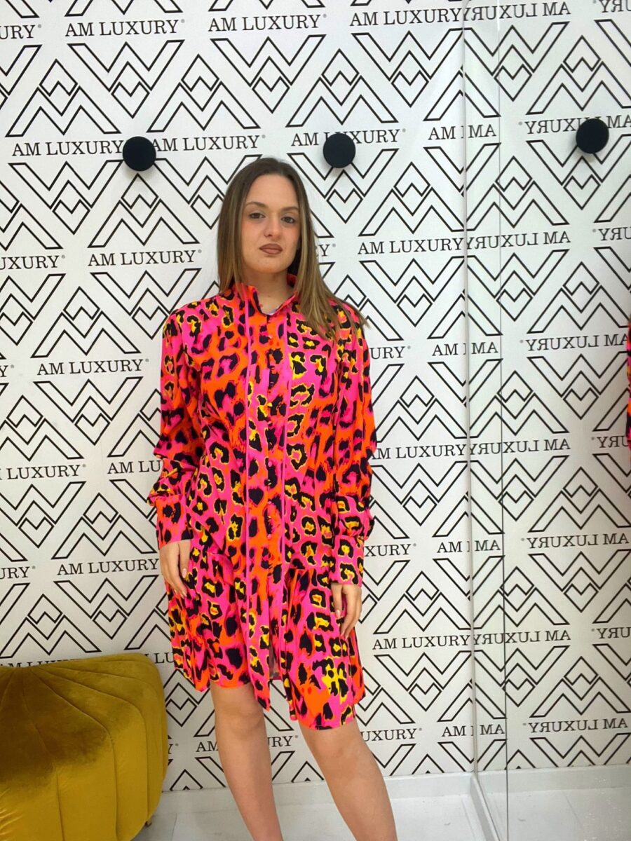 Vestito in poliestere dalle fantasie maculate. il suo design moderno è abbinato alla leggerezza del tessuto che offre una vestibilità confortevole.