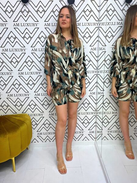Coordinato composto da camica a mezze maniche e shorts