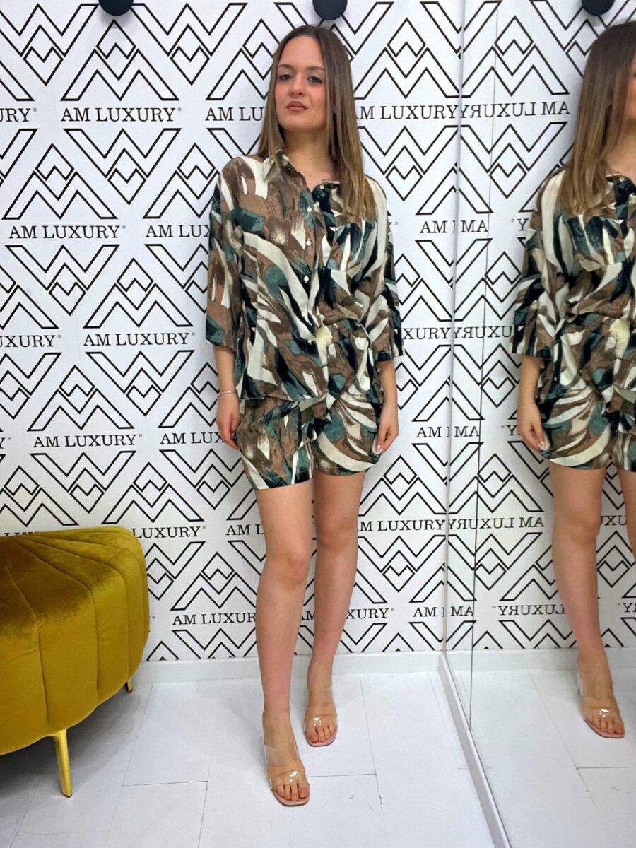 Coordinato composto da camica a mezze maniche e shorts