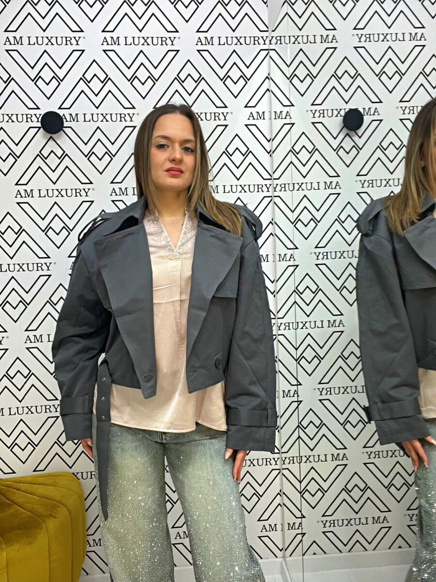 Trench arricchito da un taglio corto e cintura in vita