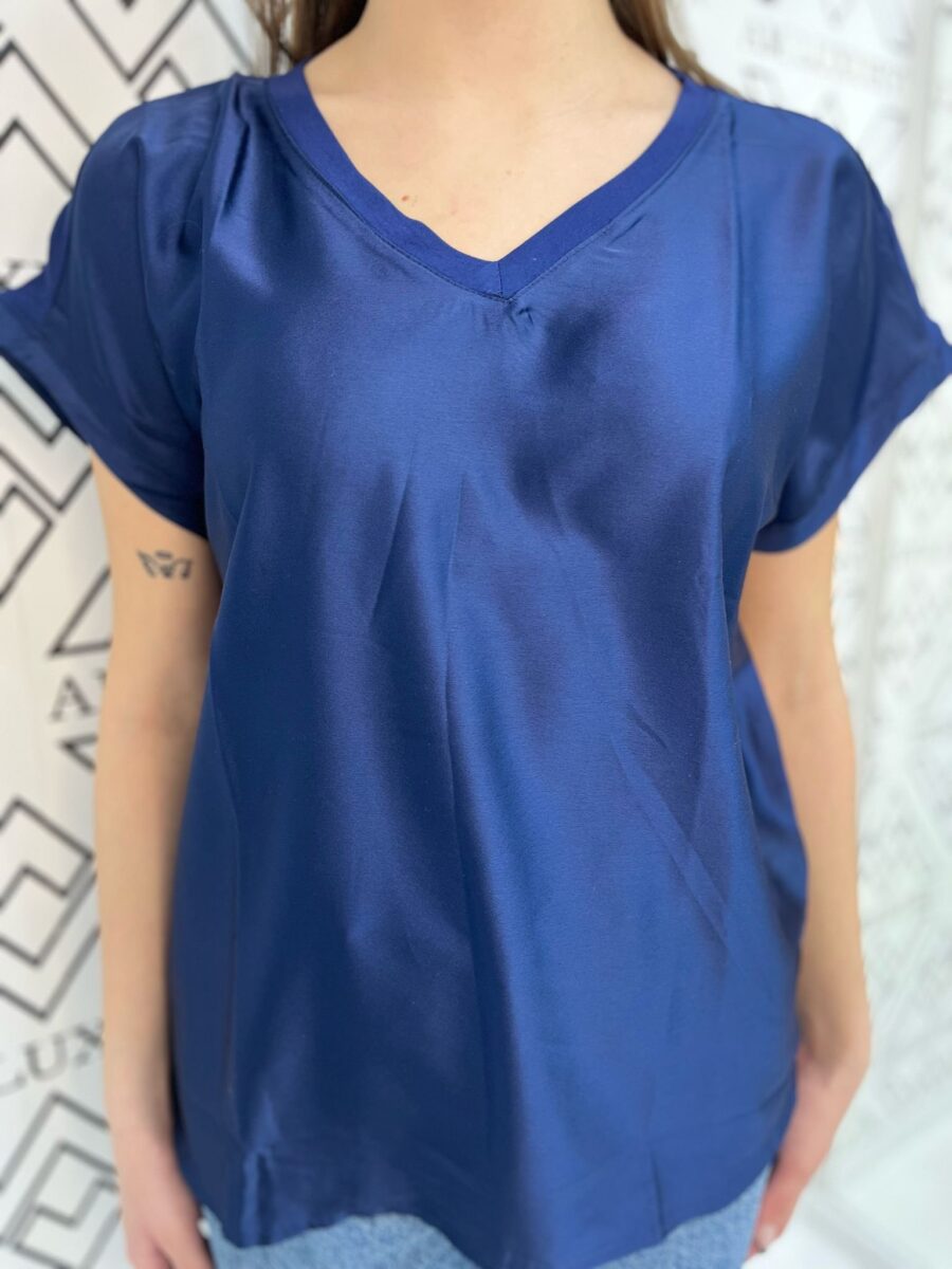 T-shirt in viscosa con scollo a v