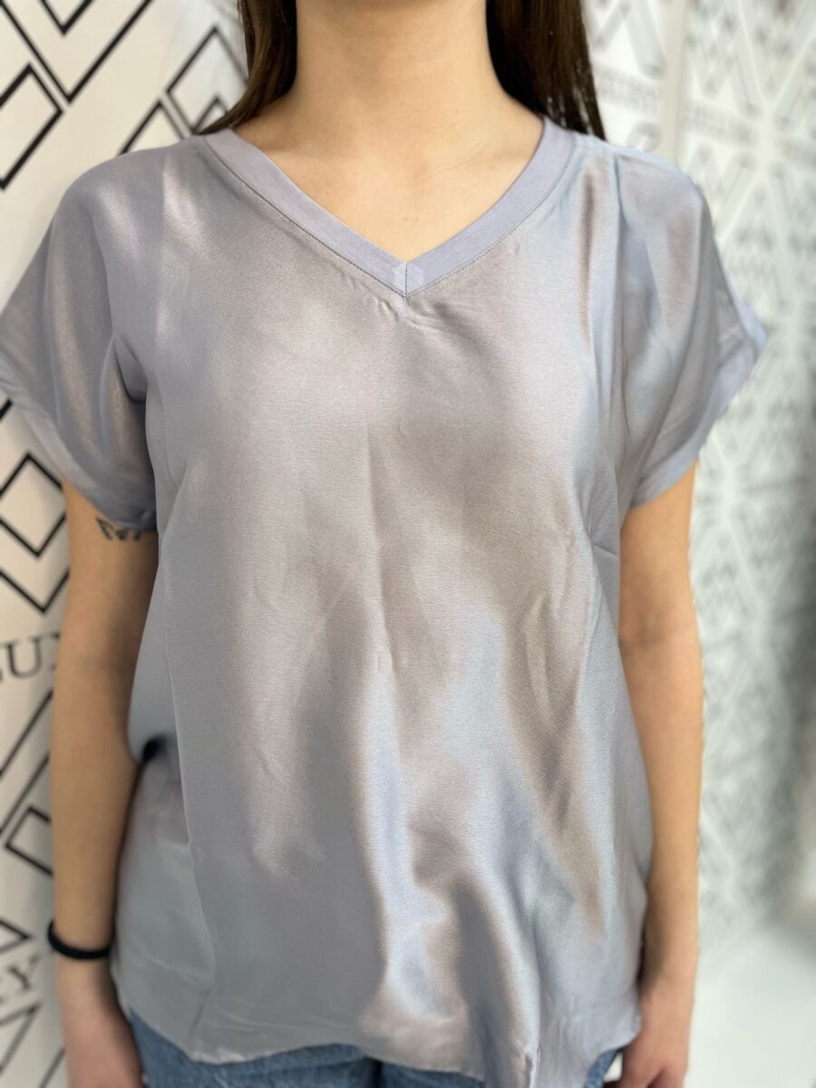 T-shirt in viscosa con scollo a v - immagine 4