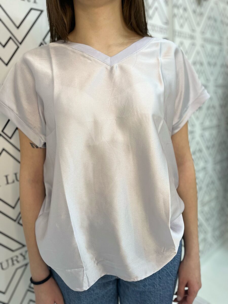 T-shirt in viscosa con scollo a v - immagine 2