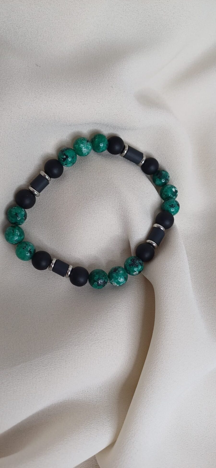 Bracciale artigianale in pietre colorate con elastico