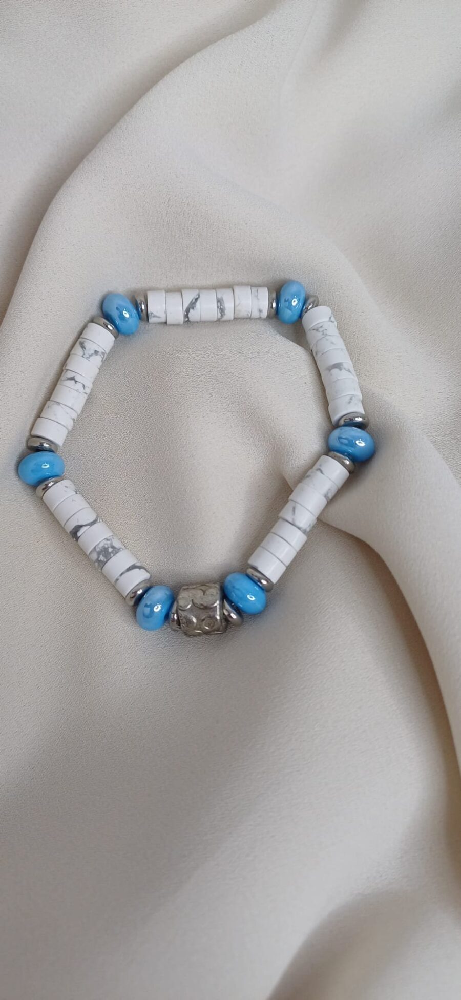 Bracciale artigianale in pietre colorate con elastico