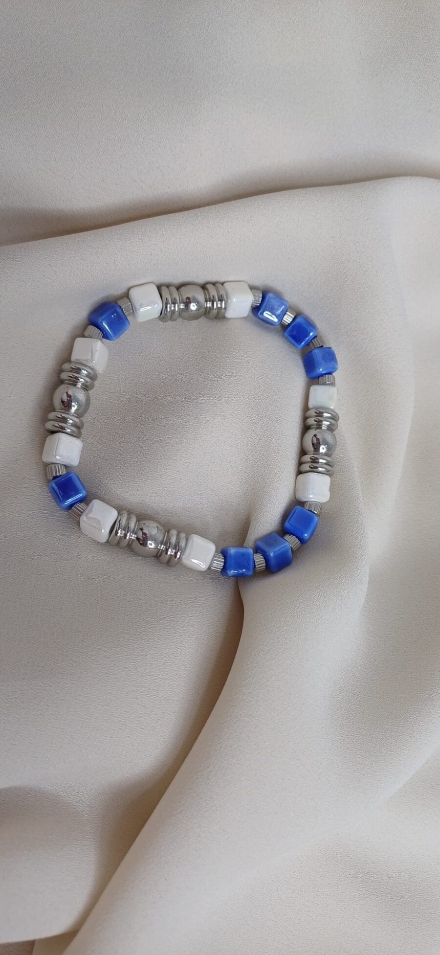 Bracciale artigianale in pietre colorate con elastico