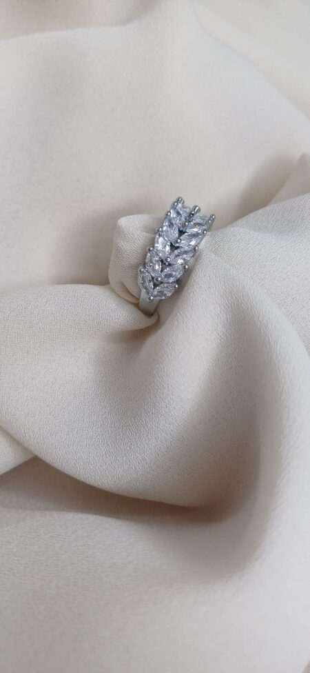 Anello regolabile impreziosito da delicati cristalli swarovski a forma di foglia color argento