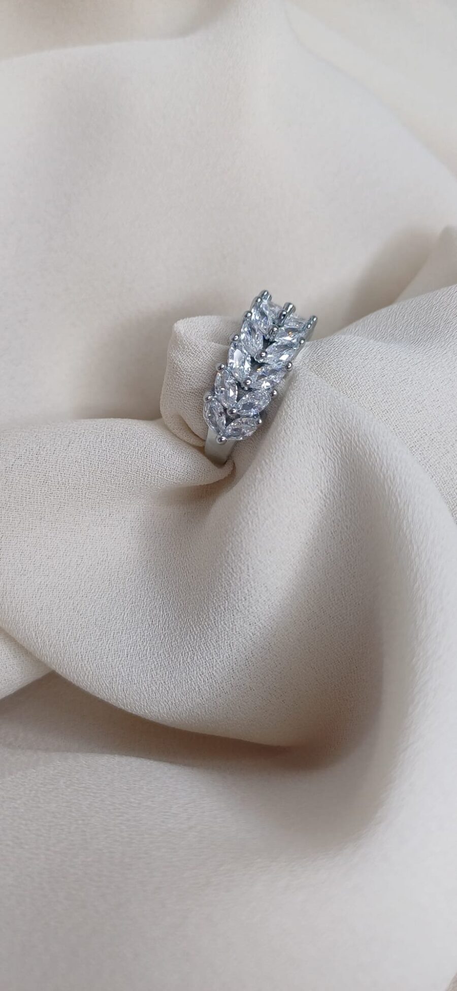Anello regolabile impreziosito da delicati cristalli swarovski a forma di foglia color argento