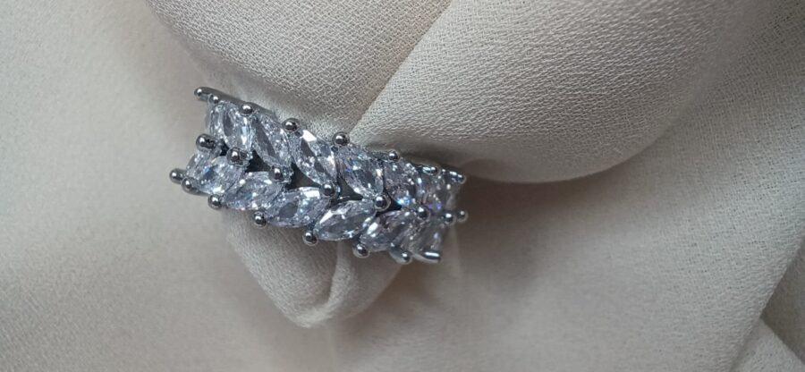 Anello regolabile impreziosito da delicati cristalli swarovski a forma di foglia color argento - immagine 4
