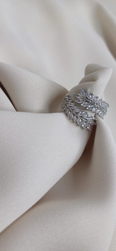 Anello con swarovski a forma di foglie incrociate color argento, design che ricorda un abbraccio