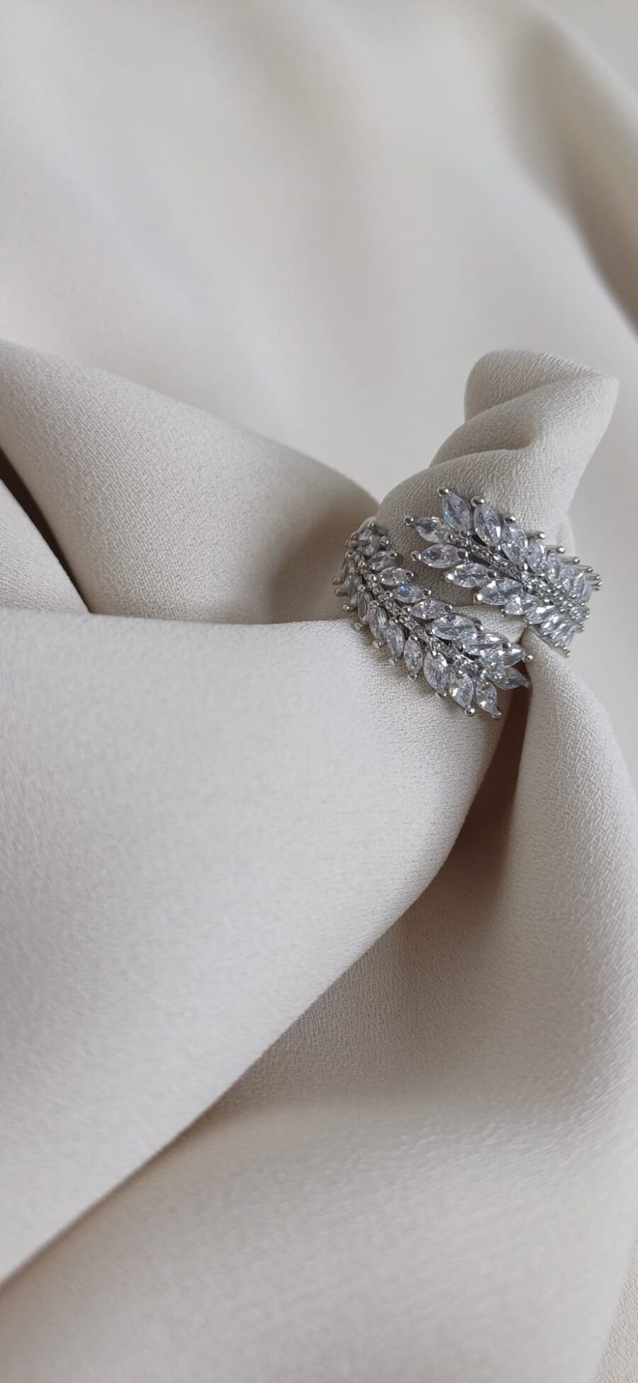 Anello con swarovski a forma di foglie incrociate color argento, design che ricorda un abbraccio