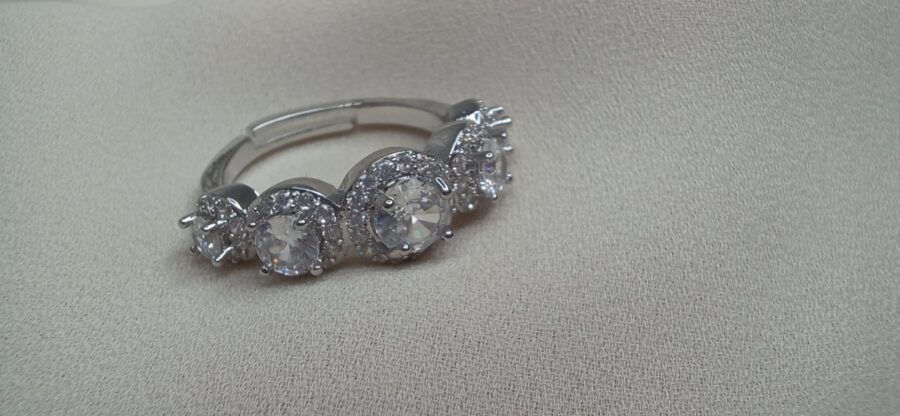 Anello color argento con cinque grandi pietre con taglio rotonde, regolabile - immagine 5