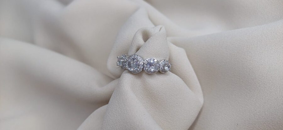 Anello color argento con cinque grandi pietre con taglio rotonde, regolabile - immagine 4