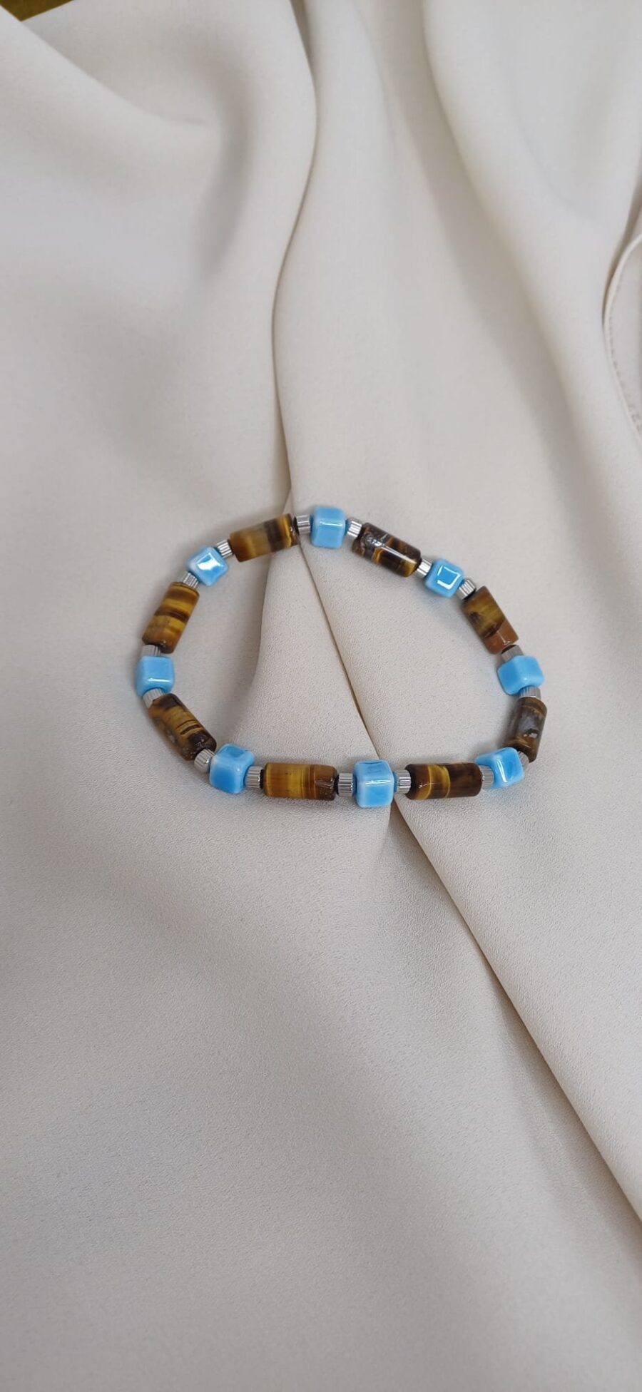 Bracciale artigianale in pietre colorate con elastico
